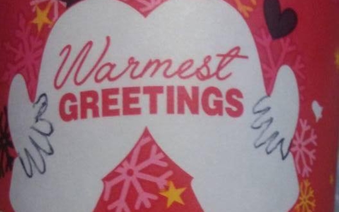 Zvrhlost tohoto činu nabývá na síle, když si přeložíte slogan na rukavicích. Vzkaz „Co nejsrdečněji vás zdravíme“ je tak na počmáraném kelímku umístěn přímo uprostřed pozadí...