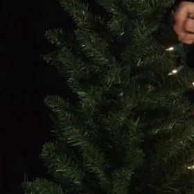 Kabely se žárovkami kolem stromečku neobtáčejte, ale umístěte je na něj svisle.