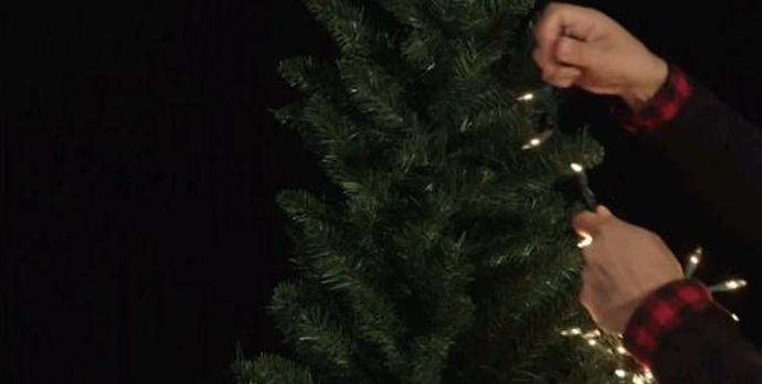 Kabely se žárovkami kolem stromečku neobtáčejte, ale umístěte je na něj svisle.