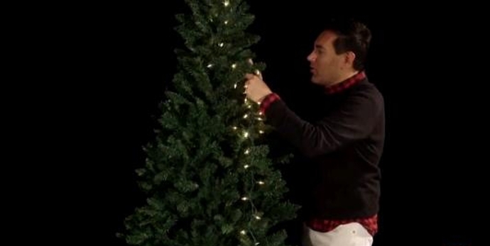 Billoto doporučuje začít v horní části a pomalu postupovat dolů, kde kabely zapojíte do zásuvek.