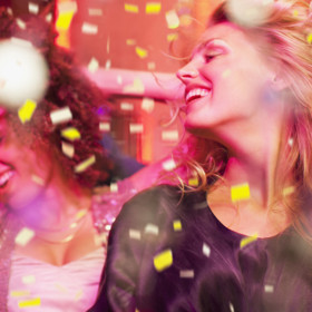 5. Pařte. Váš diář musí být nabitý akcemi a večeřemi. To půjde poměrně snadno, pokud jste v pubertě nebo „věčně mladá“. Před partnerem budete vypadat jako žádaná osoba. Jen se vůbec neuvidíte.