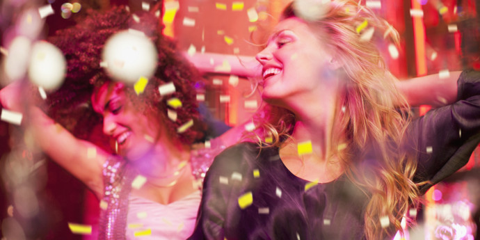 5. Pařte. Váš diář musí být nabitý akcemi a večeřemi. To půjde poměrně snadno, pokud jste v pubertě nebo „věčně mladá“. Před partnerem budete vypadat jako žádaná osoba. Jen se vůbec neuvidíte.