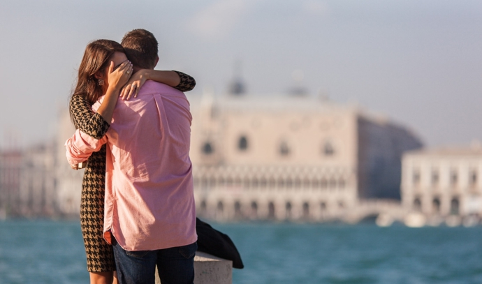 Vztah je nutné opečovávat nezávisle na tom, zda jste spolu měsíce nebo roky. Snažte se svého milovaného překvapovat. Upéct mu oblíbený koláč. Vzít ho na bobovou dráhu. Cokoliv, co nebude čekat a udělá mu to radost. Právě tyto drobné činy jsou symboly toho, že jiskra vztahu pořád žhne.