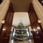 Podle magazínu People se odhalení vánoční dekorace zúčastnilo i několik vojenských rodin.