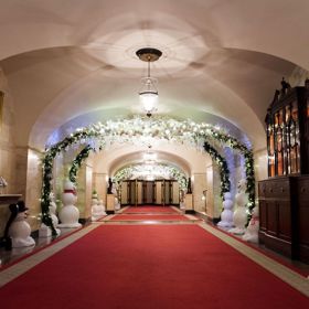 Na chodbách hlídkují umělí sněhuláci.