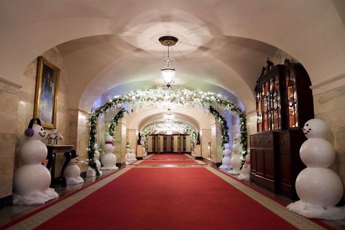 Na chodbách hlídkují umělí sněhuláci.