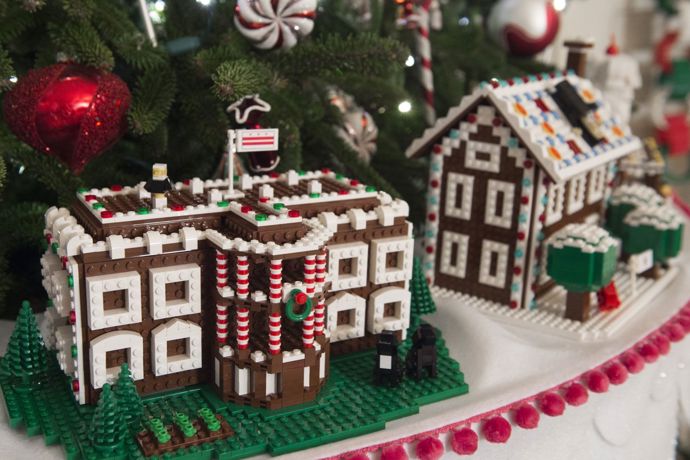 Pokud vás perníková replika Bílého domu příliš nenadchla, jsou tu ještě „perníkové“ LEGO domky. Je jich celkem 56 (jeden za každý severoamerický stát a území) a 7 LEGO mistrů stavitelů je dávalo dohromady 500 hodin.