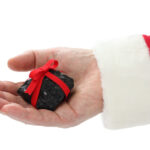 Ať už to je váš podvádějící ex, nebo šéf, co vám opakovaně platí se zpožděním, pošlete mu malou pomstu. Plastové hovínko nebo pytel plný uhlí prý plní tento účel dobře. Pamatujte, že je to myšleno jako srandička. Nadsázka vítána, vulgárnost či hrubost má červenou.