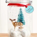 1. Zimní zahrada ve sklenici. Kouzelné, že? Přitom stačí na dno jen umístit jedlé (sněhové) koule a přidat plastového soba se stromkem.