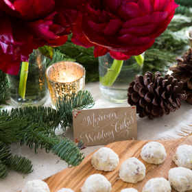 Na 48 koulí rozmixujeme tyčovým mixérem 230 g másla a ½ hrnku práškového cukru. Postupně přidáme 2 lžičky vanilkového extraktu, 2 hrnky mouky, hrnek pekanových ořechů a ½ lžičky soli. Uválíme koule a pečeme při 180 °C asi 15 minut. Ještě teplé obalíme v moučkovém cukru a ještě jednou, až úplně vychladnou.