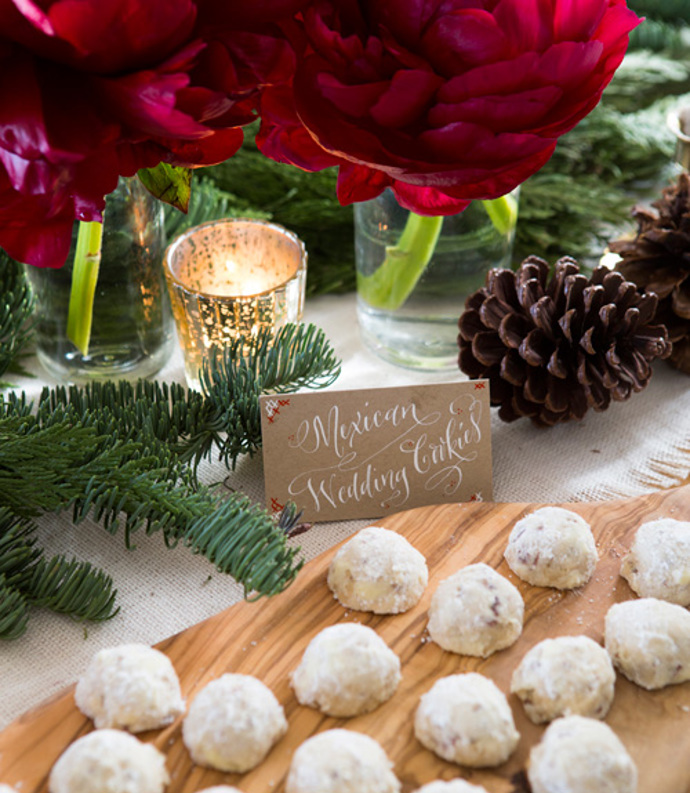 Na 48 koulí rozmixujeme tyčovým mixérem 230 g másla a ½ hrnku práškového cukru. Postupně přidáme 2 lžičky vanilkového extraktu, 2 hrnky mouky, hrnek pekanových ořechů a ½ lžičky soli. Uválíme koule a pečeme při 180 °C asi 15 minut. Ještě teplé obalíme v moučkovém cukru a ještě jednou, až úplně vychladnou.