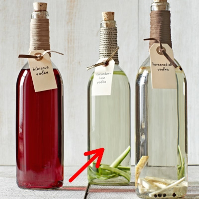 2) Vodka s příchutí okurky a limetky – přidáme do vodky limetkovou kůru na proužky a okurku, kterou jsme předtím oloupali a nakrájeli na 0,5cm kolečka. Louhujeme 24 hodin. Před uzavřením přidáme pár kousků okurkové kůry do lahve.
