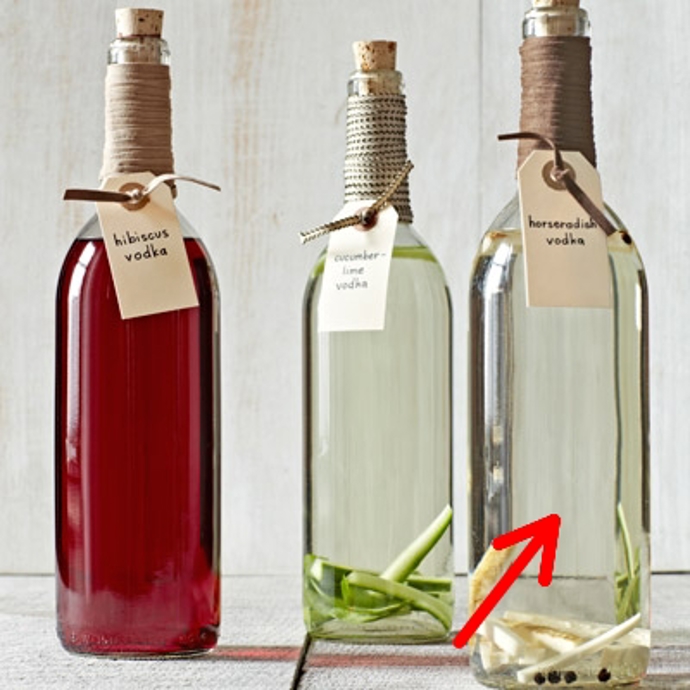 3) Křenová vodka – 0,5cm kolečka křenu (60 g) přidáme do vodky spolu s 1/2 lžičky kuliček pepře a máčíme 24 hodin. Přecedíme a před zakorkováním vhodíme do lahve 6 křenových nudliček a 3 kuličky pepře.