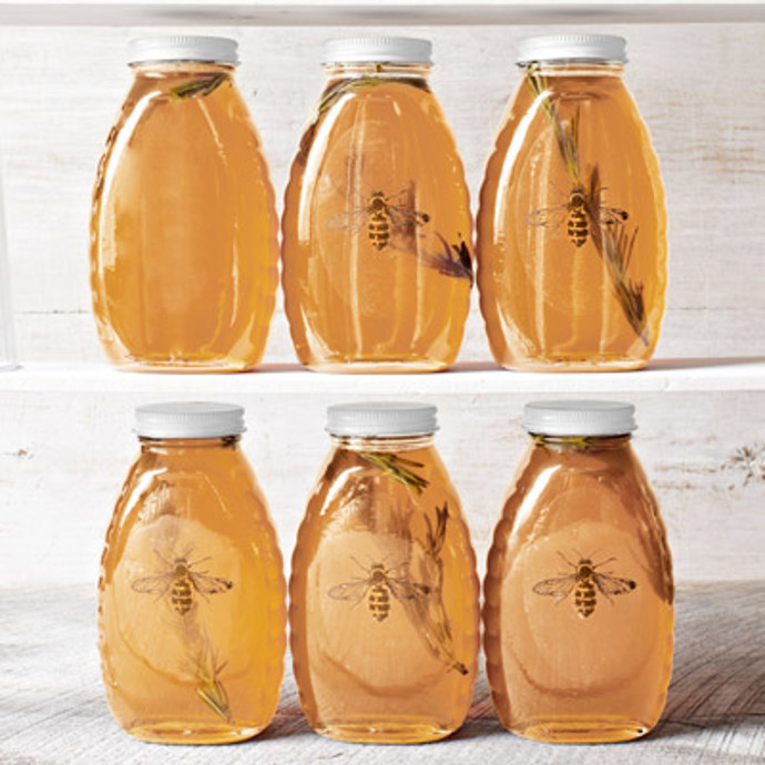 4. Rozmarýnový med. V hrnci pomalu zahříváme 8 hrnků medu se 6 snítkami rozmarýnu, dokud nezačne med bublat. Odstavíme a necháme 20 minut odpočívat. Opatrně odstraníme rozmarýn a med rozdělíme do čtyř 450g sklenic. Dozdobíme snítkou rozmarýnu.