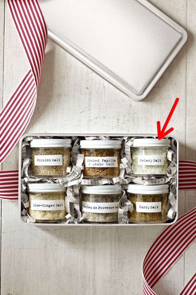 5. Ochucené soli. Uvedená množství jsou pro 4 skleničky s objemem 60 ml. 1) Celerová – na pečícím papíře usušíme v troubě při 120 °C lístky ze 4 hlaviček celeru (asi 10 minut). Pomocí mlýnku na koření je nameleme a smícháme s hrnkem soli.