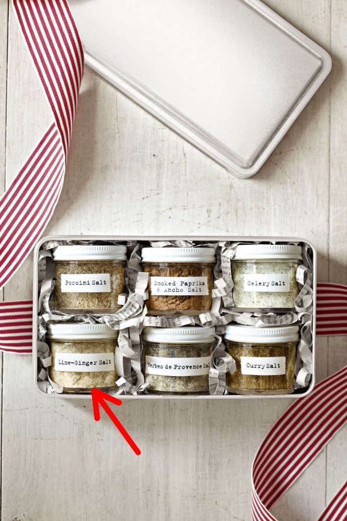 2) Limetkovo-zázvorová – nastrouhanou kůru z 6 limetek necháme sušit na pečícím papíře přes noc. Smícháme ji s 3 lžičkami mletého zázvoru a hrnkem soli.