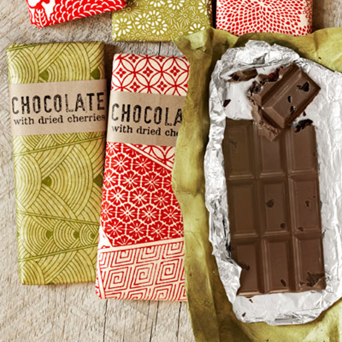 6. Višňová čokoláda. Na vodní lázni rozpustíme 320 g čokoládových peciček a čokoládou naplníme 4 formičky na čokoládu s rozměry 13 cm x 5 cm x 2 cm, ale jen do půlky. Rozdělíme ¼ hrnku nakrájených sušených višní a přelijeme zbytkem čokolády. Jakmile ztuhne, vyklopíme ji z formiček a hezky zabalíme.