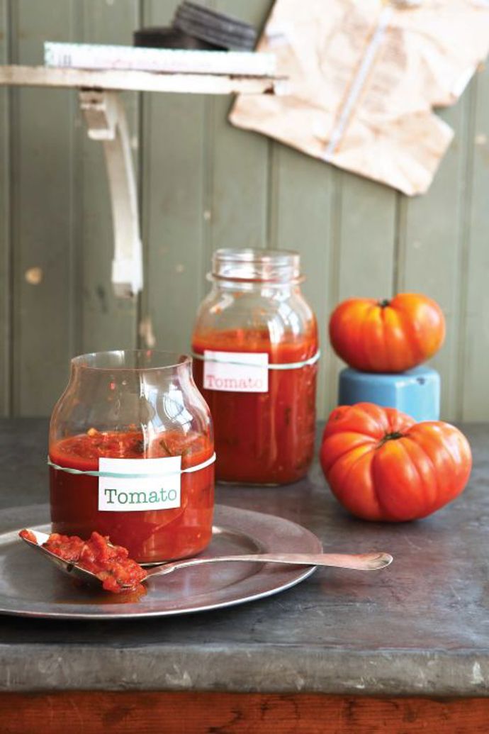 7. Čerstvá rajčatová omáčka. Smícháme 2 lžíce najemno nakrájené šalotky, lžičku najemno nakrájeného česneku, 2 lžičky nasekané máty, lžičku nasekaného čerstvého oregana, 4 hrnky nakrájených červených a žlutých rajčat, lžičku soli, lžičku pepře a 2 lžíce olivového oleje.