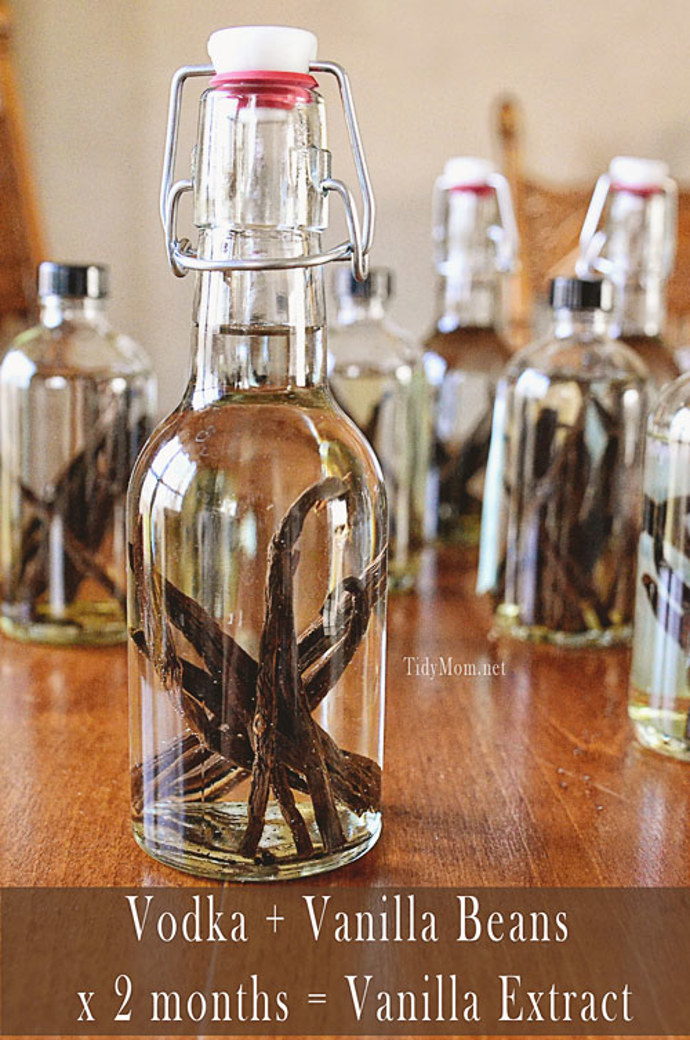 8. Domácí vanilkový extrakt (230 ml). Přeřízneme 4 vanilkové lusky příčně napůl a poloviny nařízneme tak, aby konce zůstaly spojené. Vložíme je do lahve a přelijeme vodkou. Pořádně ji uzavřeme a skladujeme na chladném, temném místě. Necháme odležet 6 týdnů, jednou týdně protřepeme.