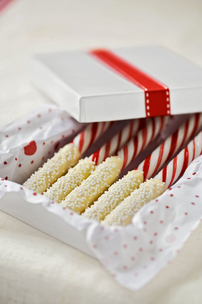 9. Vánoční lízátka s čokoládou. Namočíme vánoční lízátka do rozpuštěné bílé čokolády a posypeme jedlými perličkami. Uložíme do hezké vánoční krabičky.