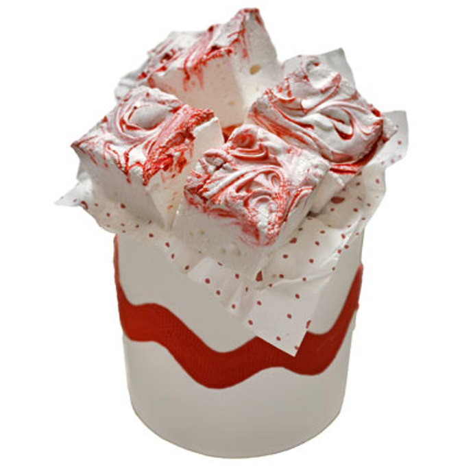 Do bílků postupně zašleháme cukrovou směs a 1 ½ lžičky mátového extraktu. Vylijeme do formy, pokapeme červeným potravinářským barvivem a pomocí párátka vytvoříme mramorový efekt. Pečeme, dokud těsto neztuhne. Po vychlazení nakrájíme na čtverečky.