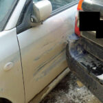 Když vám do auta vrazí náklaďák a promáčkne dveře...