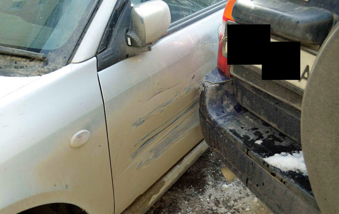 Když vám do auta vrazí náklaďák a promáčkne dveře...