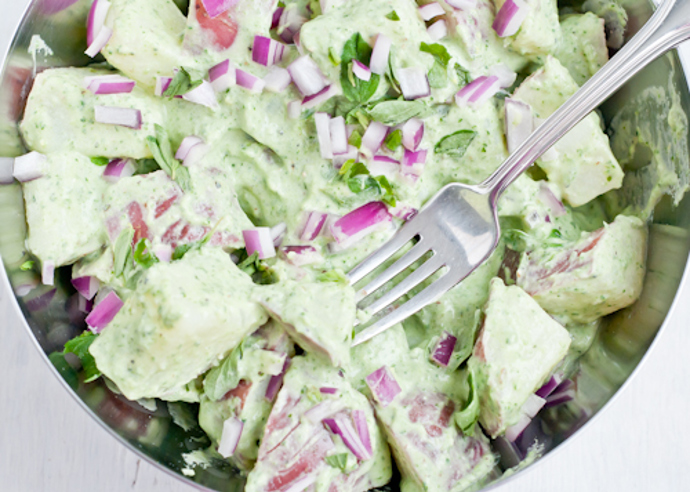 3. Zdravý bramborový salát s krémovým pesto dresinkem.