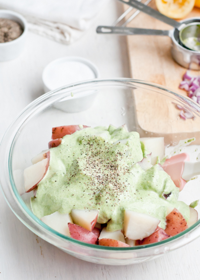 3. Zdravý bramborový salát s krémovým pesto dresinkem.