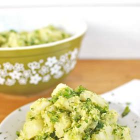 2. Výživný a levný salát s avokádem a koriandrem.