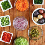 1. Veganský duhový bramborový salát.