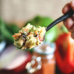 1. Veganský duhový bramborový salát.