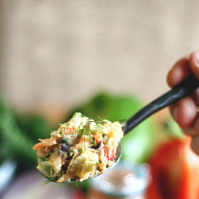 1. Veganský duhový bramborový salát.