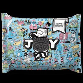 1. Zbožňuje váš sourozenec colu nebo sušenky Oreo? Kupte několik balení a trochu je vylepšete. Polepte je samolepkami, popište oblíbenými citáty, zkrátka je personalizujte podle toho, co má obdarovaný rád.