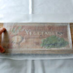 2. Vylepšete kuchyňské prkénko pro někoho, kdo miluje vaření. Najděte si požadovaný obrázek ve vysokém rozlišení, pomocí grafického programu ho zrcadlově převraťte a vytiskněte ho na voskový papír. Hned ho přiložte barevnou stranou k prkénku a pomocí karty ho s jemným tlakem vyhlaďte na dřevo. Voilá!