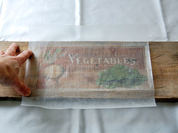 2. Vylepšete kuchyňské prkénko pro někoho, kdo miluje vaření. Najděte si požadovaný obrázek ve vysokém rozlišení, pomocí grafického programu ho zrcadlově převraťte a vytiskněte ho na voskový papír. Hned ho přiložte barevnou stranou k prkénku a pomocí karty ho s jemným tlakem vyhlaďte na dřevo. Voilá!