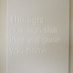 3. Vytvořte typografické umělecké dílo s citáty, které má váš příbuzný nejraději. Vytiskněte si citát v požadované velikosti, překryjte ho průsvitným voskovým papírem a pomocí tzv. nafukovací barvy ho opište. Nechte barvu zaschnout, opatrně písmena odloupněte a přilepte je na plátno.