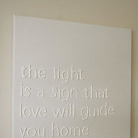 3. Vytvořte typografické umělecké dílo s citáty, které má váš příbuzný nejraději. Vytiskněte si citát v požadované velikosti, překryjte ho průsvitným voskovým papírem a pomocí tzv. nafukovací barvy ho opište. Nechte barvu zaschnout, opatrně písmena odloupněte a přilepte je na plátno.