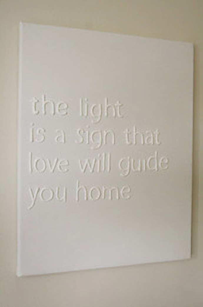 3. Vytvořte typografické umělecké dílo s citáty, které má váš příbuzný nejraději. Vytiskněte si citát v požadované velikosti, překryjte ho průsvitným voskovým papírem a pomocí tzv. nafukovací barvy ho opište. Nechte barvu zaschnout, opatrně písmena odloupněte a přilepte je na plátno.