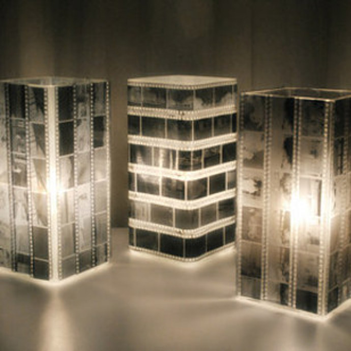 7. Zkrášlete stolní lampičku. Přilepte na ni negativy pomocí lepidla mod podge a zafixujte je stejným lepidlem.