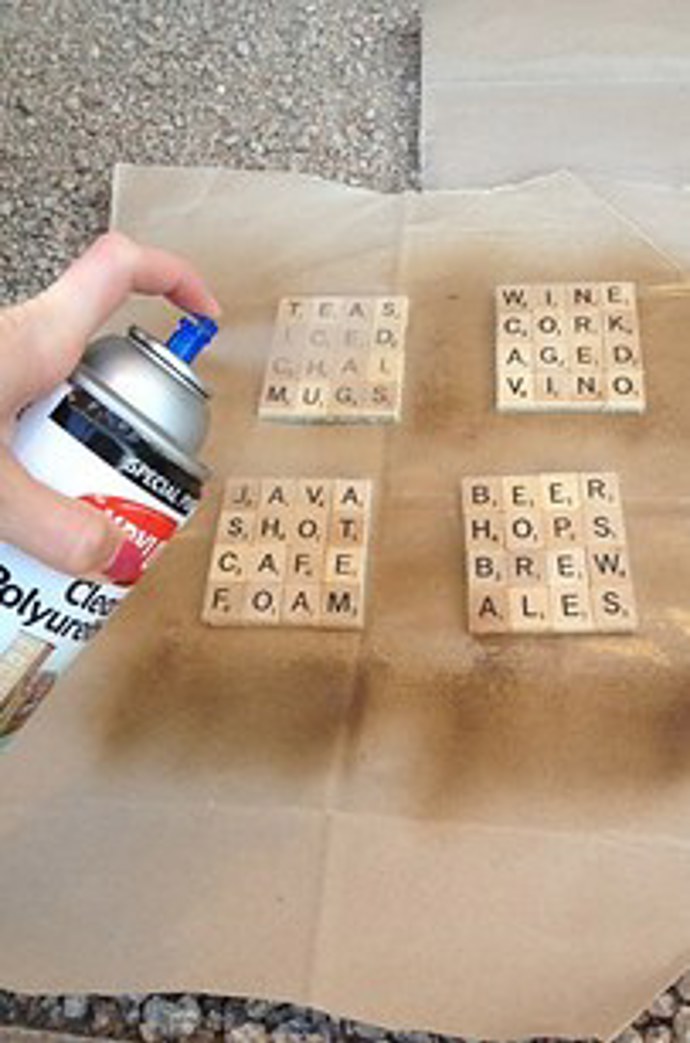 11. Nebo ze Scrabble kostiček (a tenkých korkových desek) udělejte vtipné podtácky.