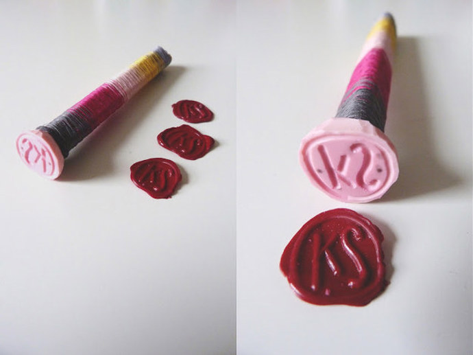 12. Vytvořte originální pečetidlo (pomocí řezbářských nástrojů).