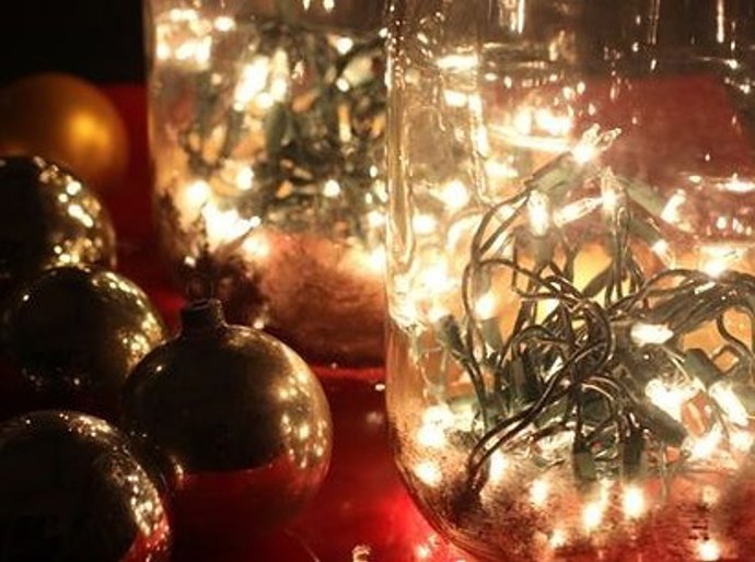 14. Udělejte ze zavařovaček originální svitící dekoraci. Natřete jejich dno vybranou metalickou barvou a nainstalujte do nich žárovičky na stromeček.