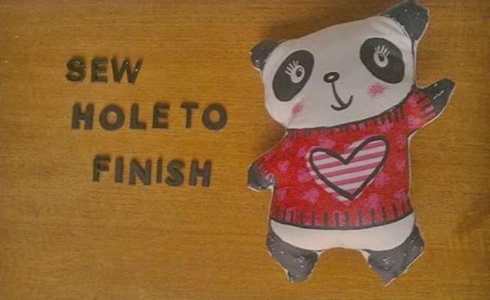 18. Přetvořte tričko s obrázkem v malý polštářek. Vystřihněte obrázek, přišijte další látku, vycpěte vnitřek vatou a máte hotovo.