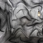 Jím vytvořené místnosti se zdají být různě pokroucené a pokřivené.