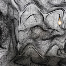 Jím vytvořené místnosti se zdají být různě pokroucené a pokřivené.