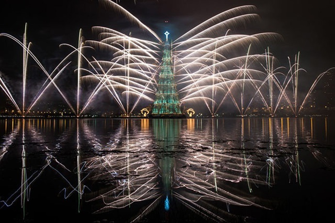 2. Ohňostroj nad Catagalo Parkem v Riu de Janeiru.