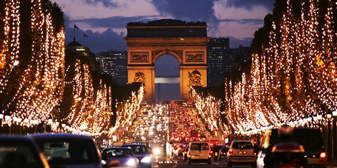 13. Vánoční osvětlení na Avenue des Champs-Élysées (Paříž, Francie).