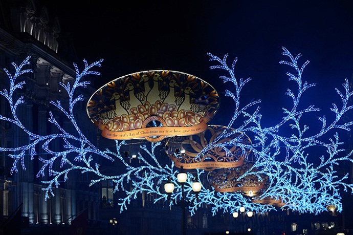 14. Vánoční osvětlení na Regent Street (Londýn, Velká Británie).