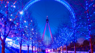 Světla propůjčují městům přitažlivou magii.